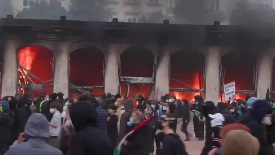 Protestos na França resultam em incêndio no posto de turismo de Lyon
