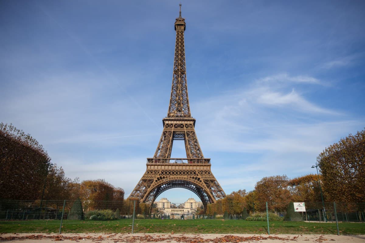 Homem é detido após atacar mulheres com facas em Paris