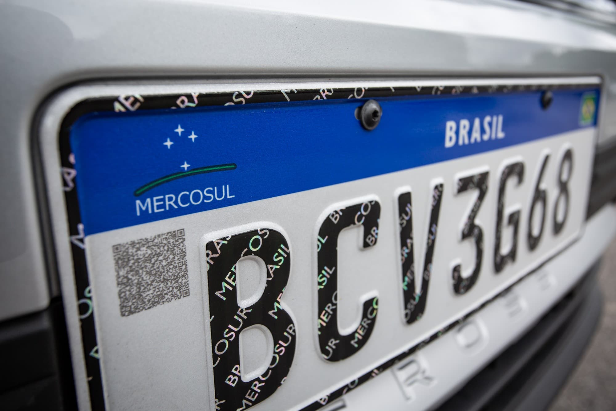 Projeto propõe inclusão de nome de estado em placas de veículos