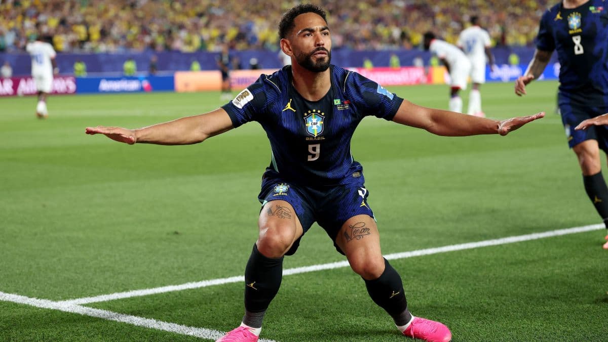 Matheus Cunha homenageia surfista após gols pela Seleção Brasileira
