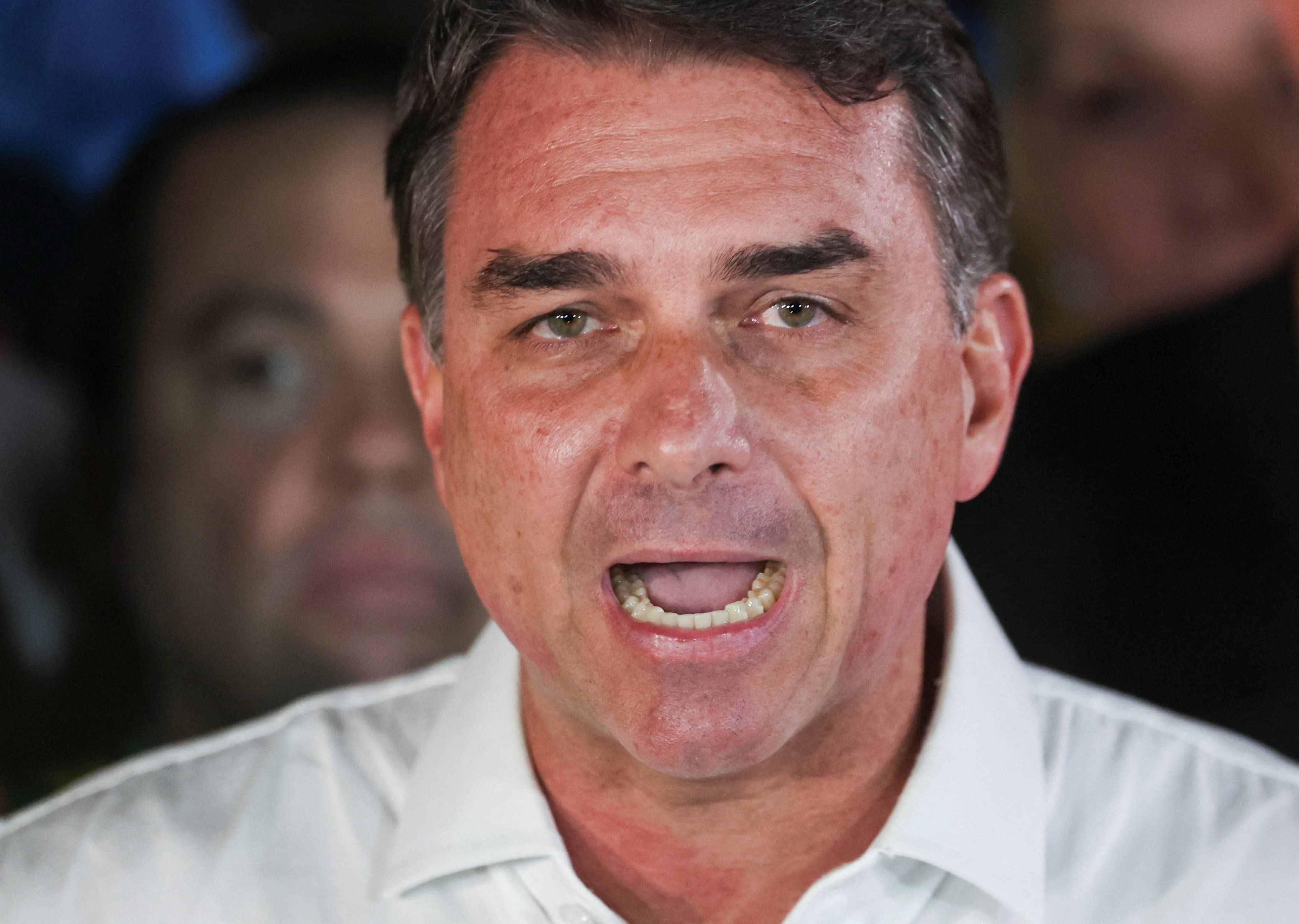 Polícia Federal realiza busca em mansão de Flávio Bolsonaro após sua fuga para os EUA