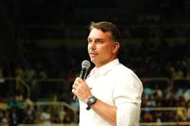 Flávio Bolsonaro confirma ausência no debate da Band neste domingo