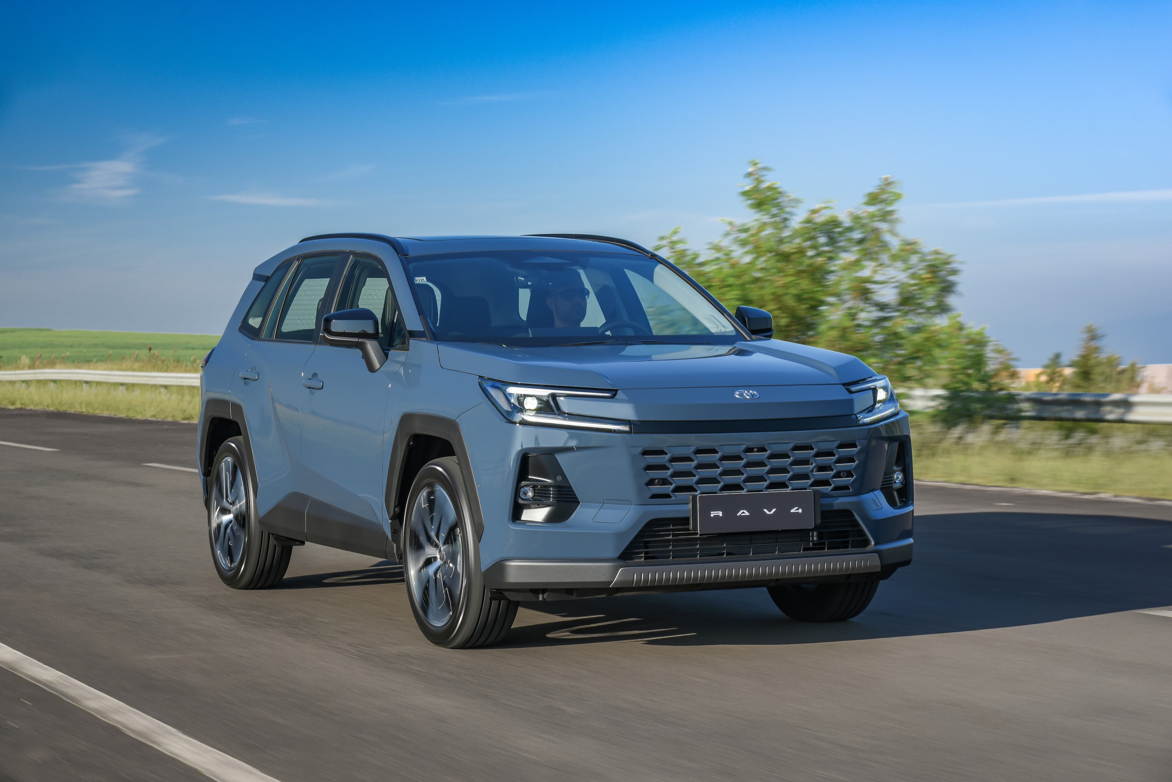 Toyota visa dobrar vendas do RAV4 hibrido no Brasil em 2026