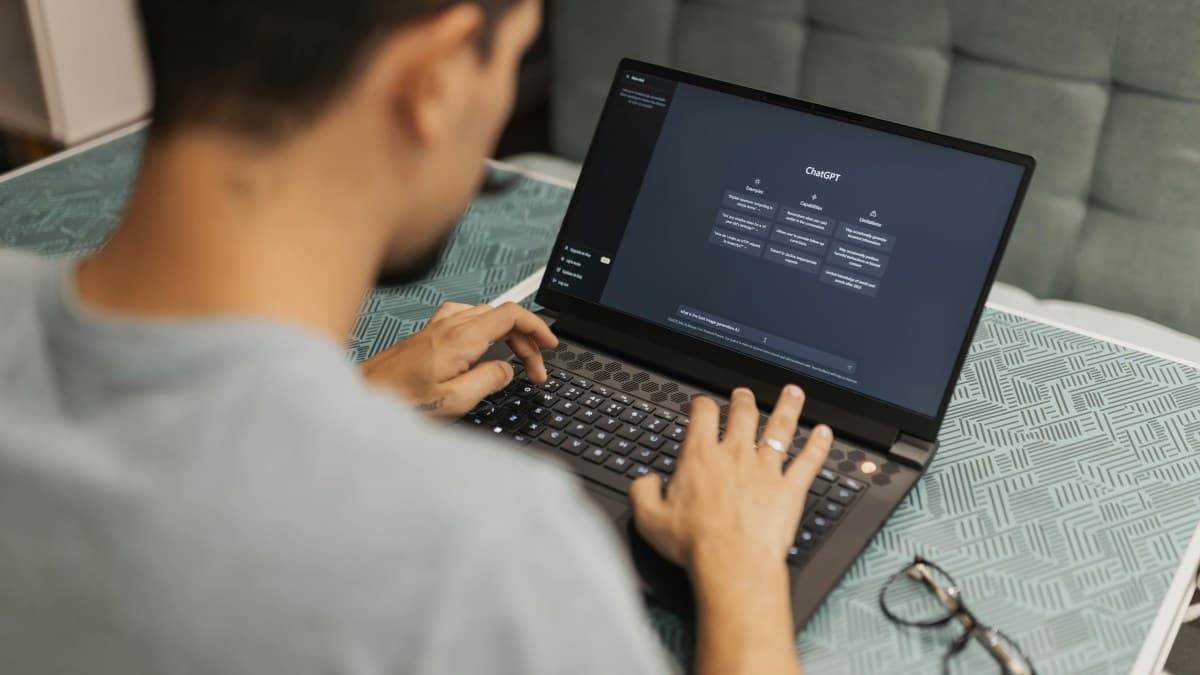 IA é programada para bajular: estudo revela função da servidão