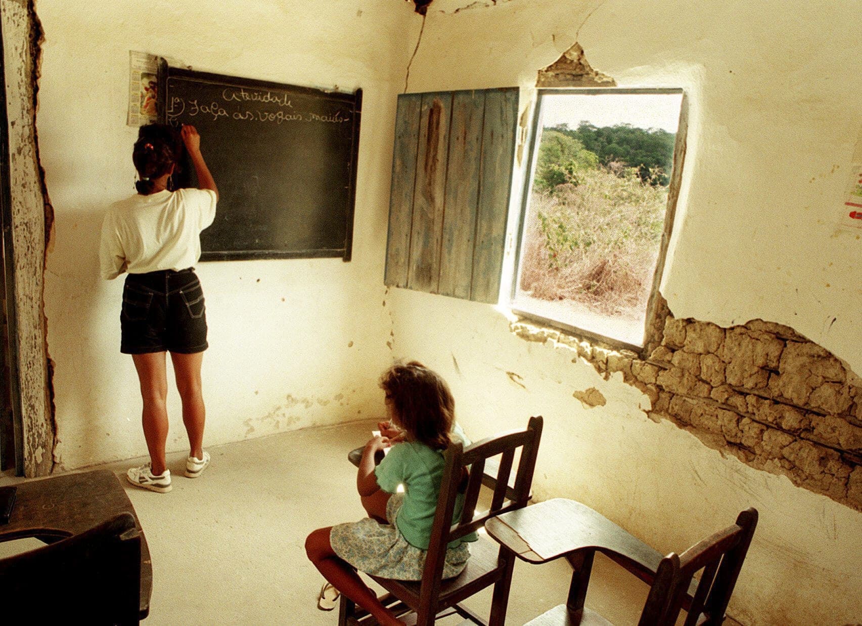 Educação brasileira: avanços e exclusões persistentes