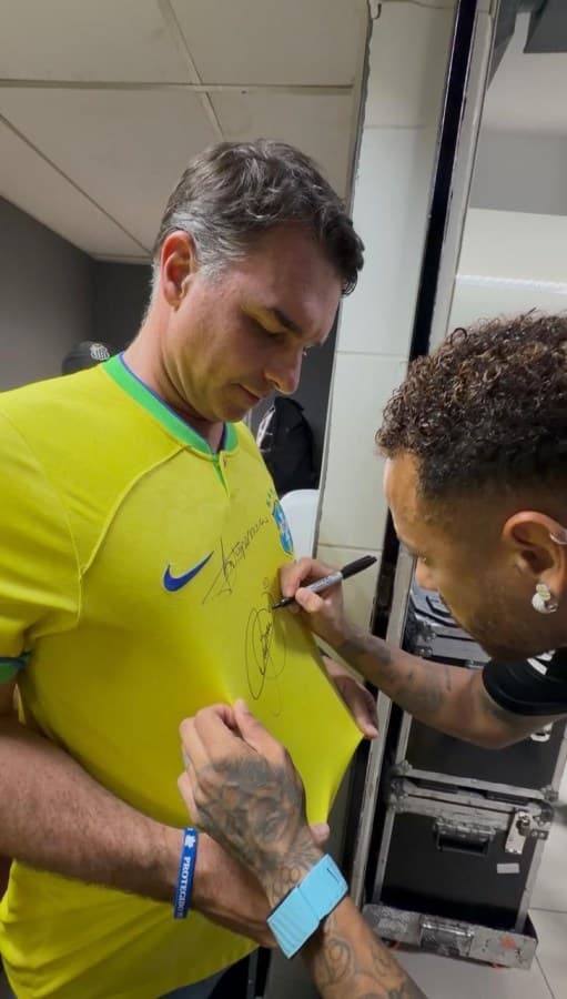 Flávio Bolsonaro se encontra com Neymar antes de jogo no Rio