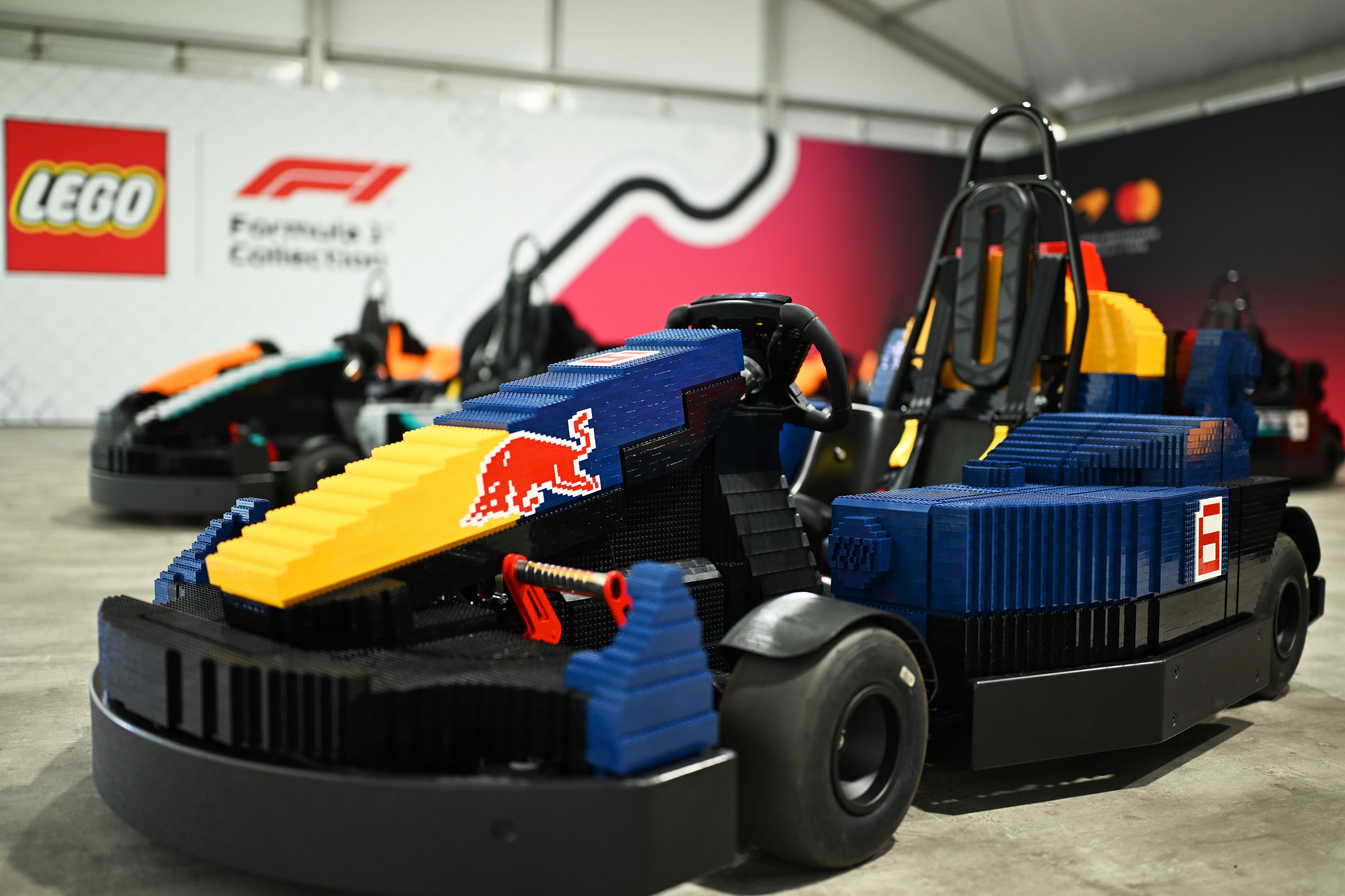 Pilotos de F1 aceleram karts de Lego no GP de Silverstone