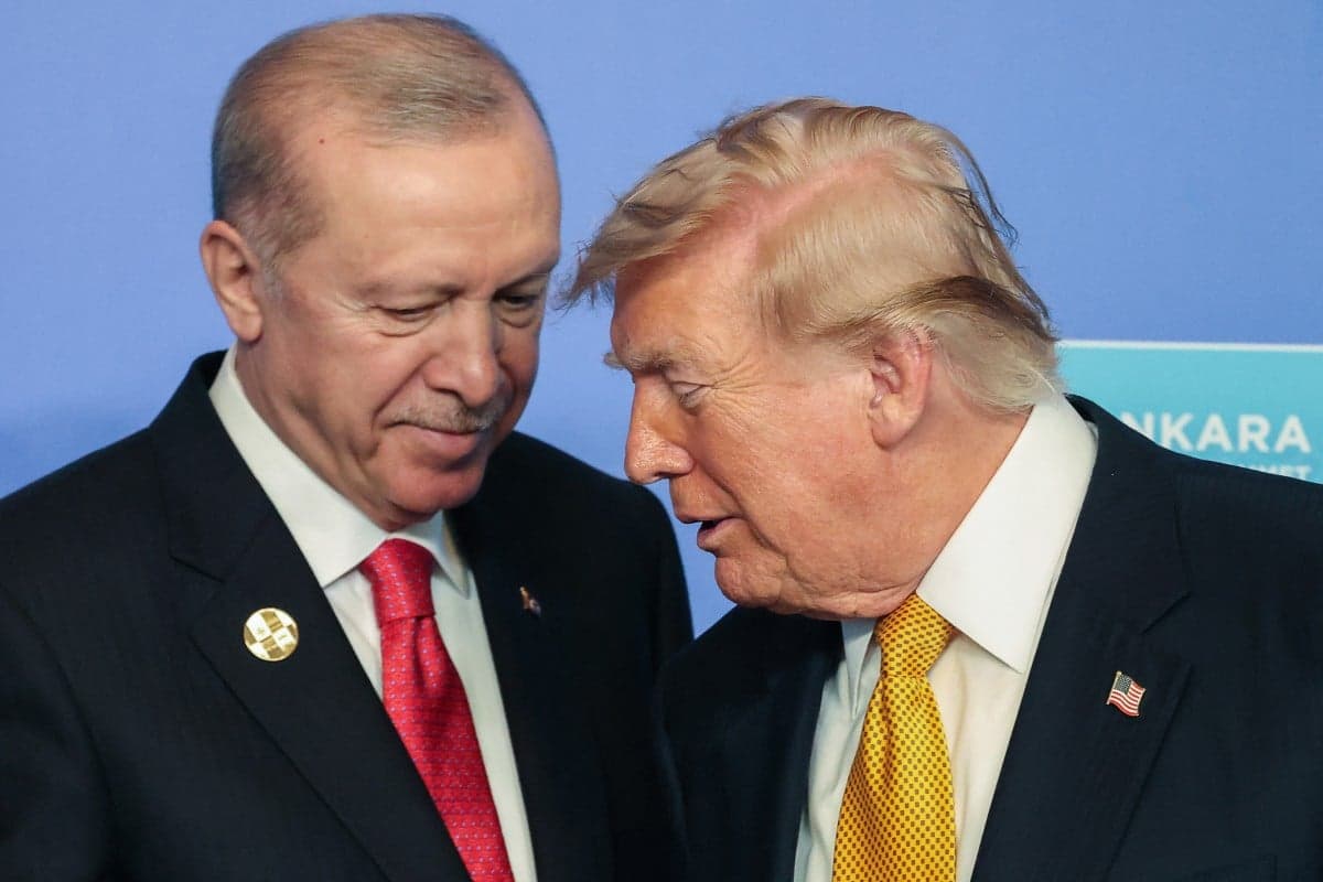 Líderes da OTAN recebem revólveres de Erdogan em cúpula