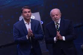Campanhas de Flávio Bolsonaro Reavaliam Táticas Após Debate Crítico