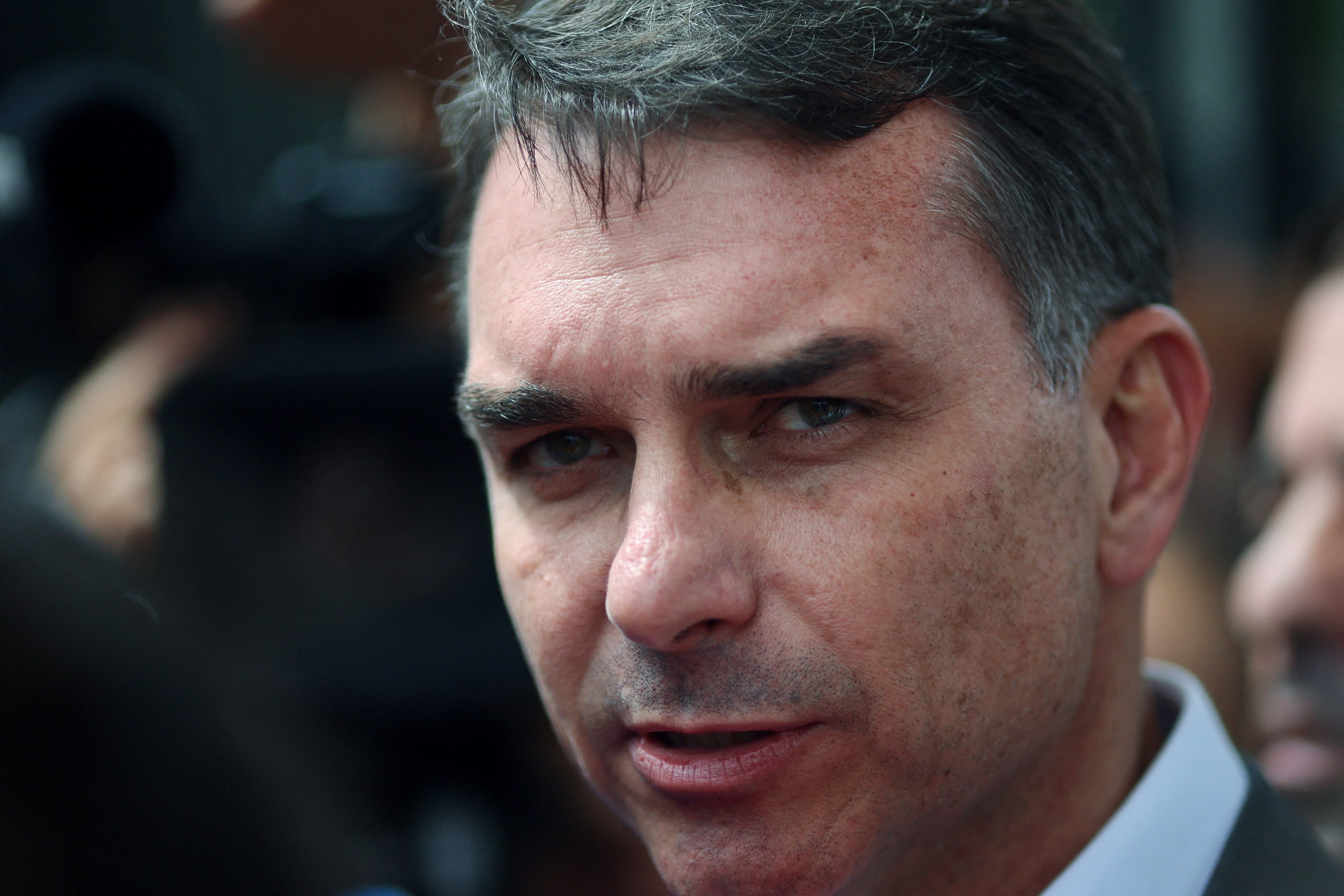 Flávio Bolsonaro confirma viagem em aeronave de banqueiro para o Brasil