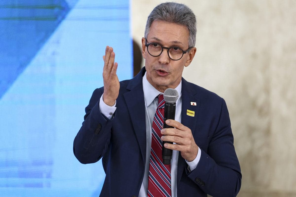 Ministério Público Eleitoral pede punição a Romeu Zema por uso de celular na votação