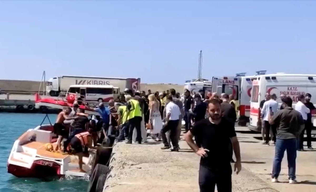 Balsa naufraga em Chipre e deixa ao menos oito mortos
