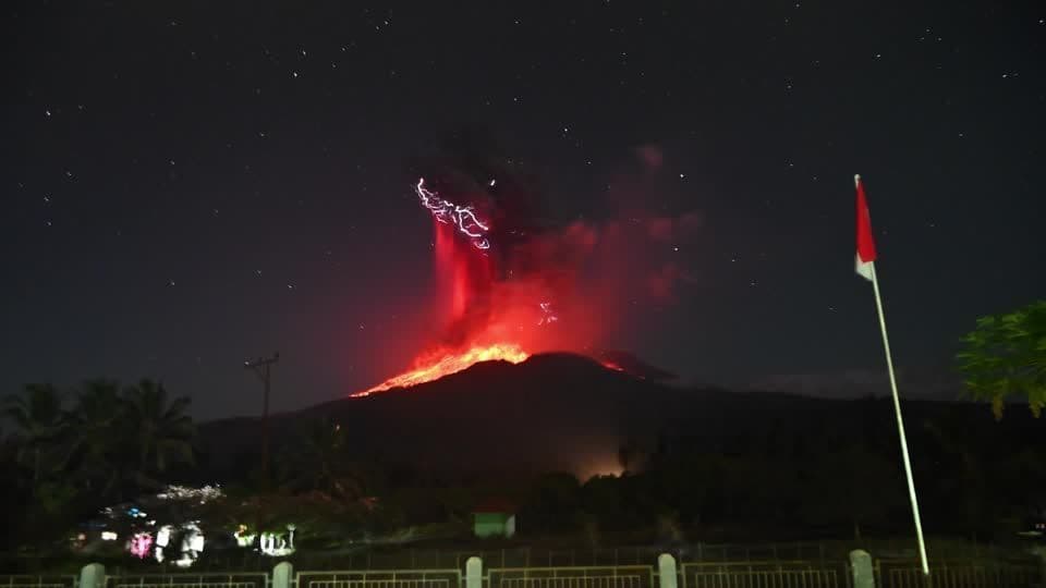 Erupção do Monte Dukono gera resgate de turistas na Indonésia