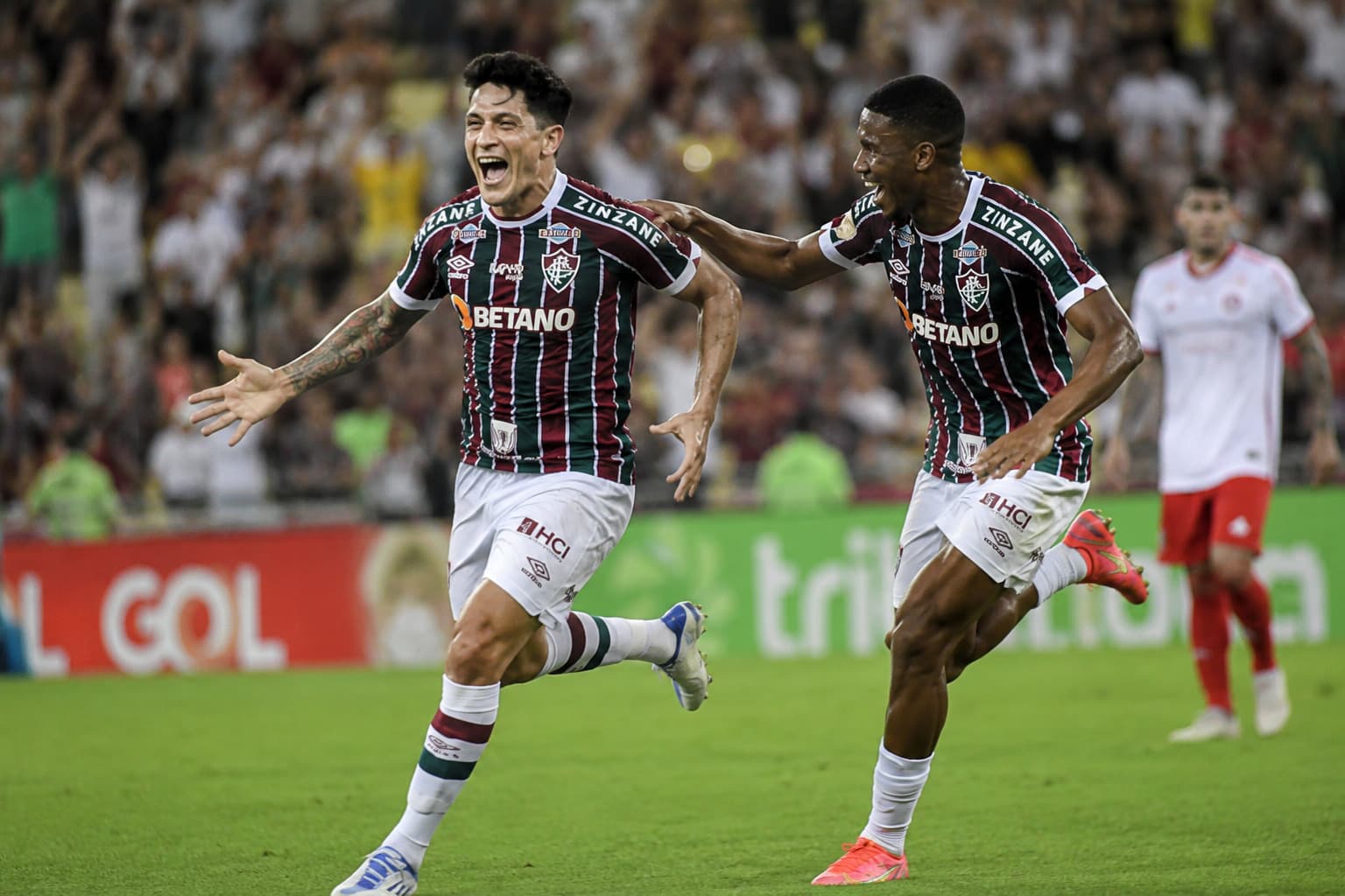 Fluminense vence Corinthians por 3 a 1; Hulk faz dois e Tricolor volta ao G-4
