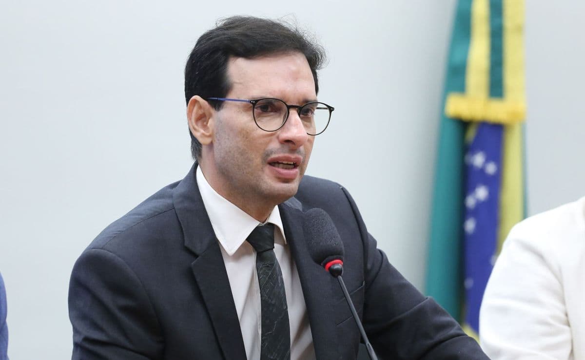 Deputado Leo Prates propõe mudanças para empregados qualificados