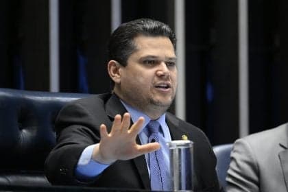 Davi Alcolumbre adia votação de PEC sobre aposentadoria dos agentes de saúde