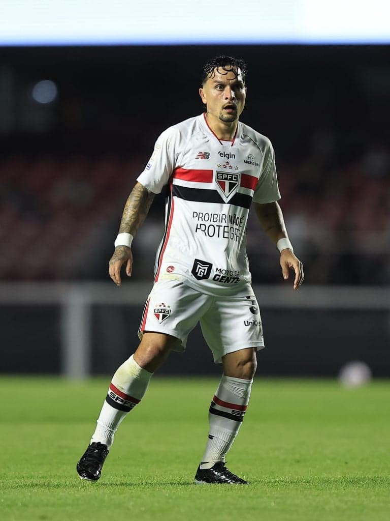 São Paulo supera Vasco com gol de Artur e se afasta da zona de rebaixamento