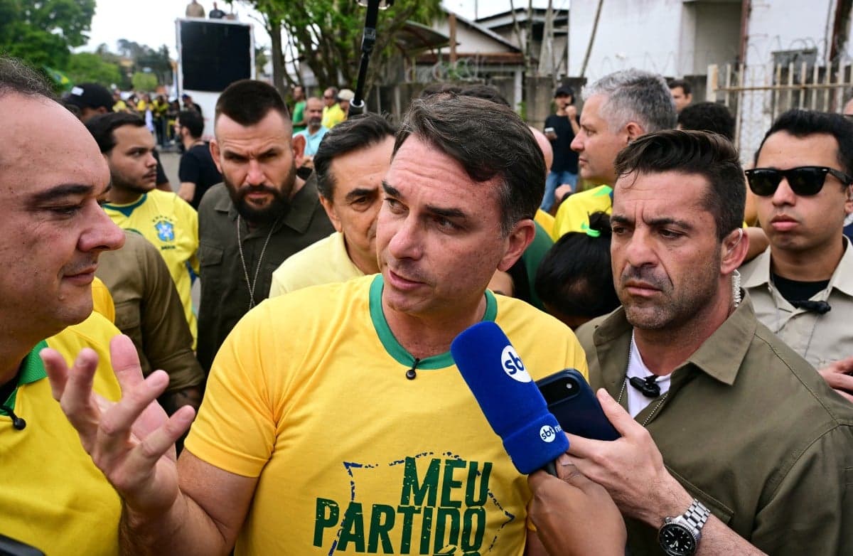 Juíza proíbe entrega de título a Flávio Bolsonaro em Salvador
