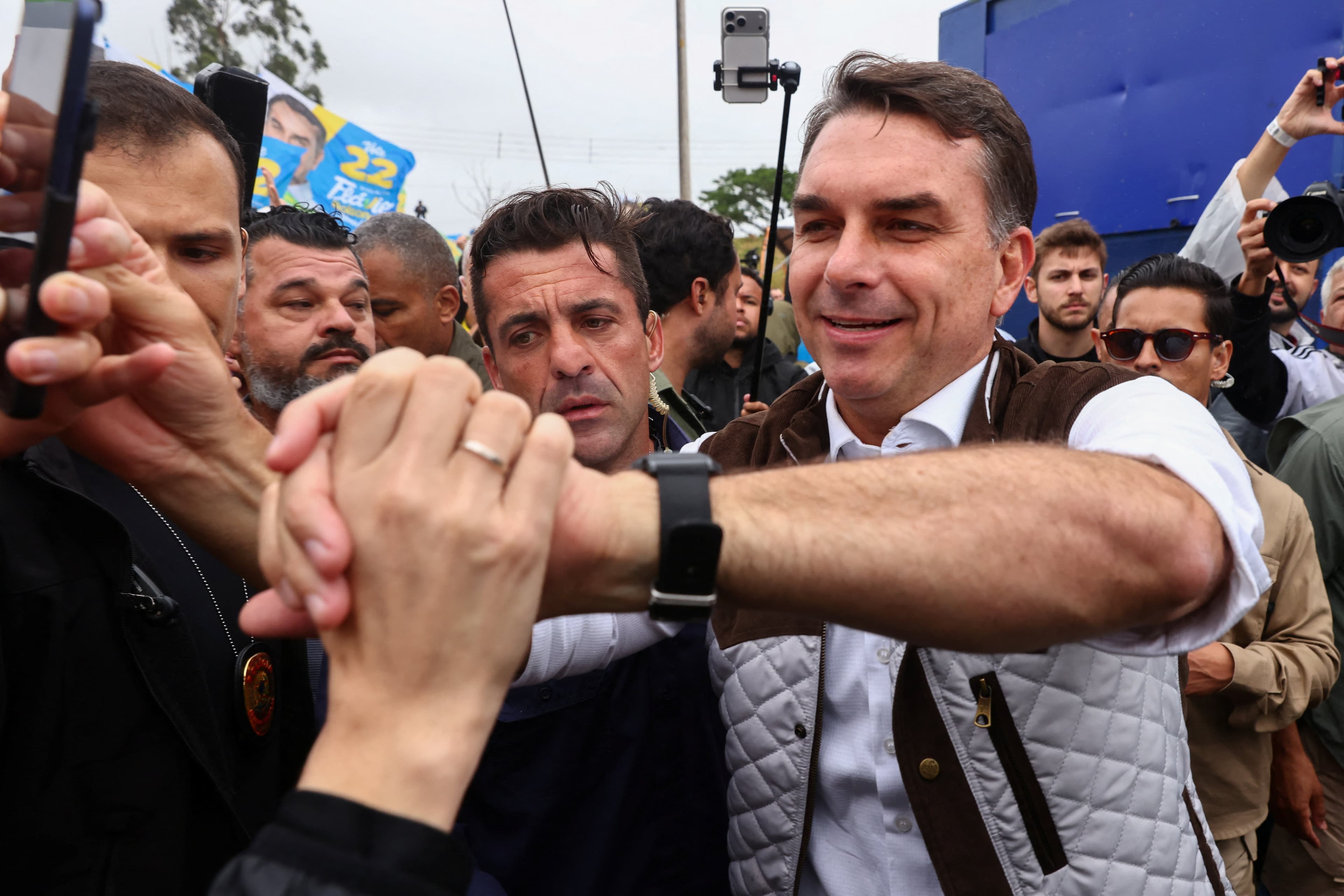 Flávio Bolsonaro muda posição sobre Bolsa Família e promete manutenção do programa