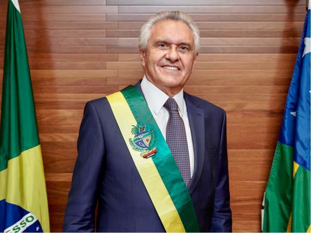 Ronaldo Caiado cobra esclarecimentos de Flávio Bolsonaro sobre filme