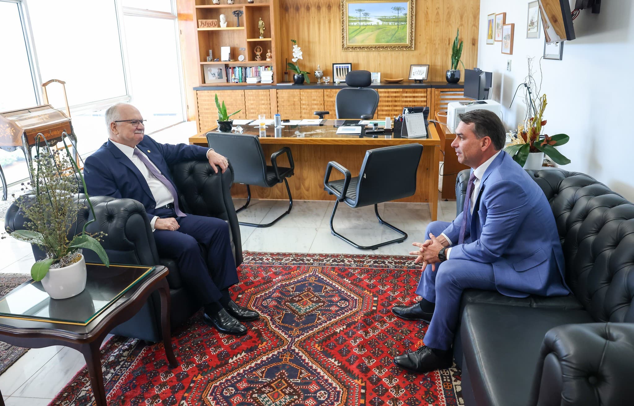 Flávio Bolsonaro encontra Fachin para discutir legislação e tensions