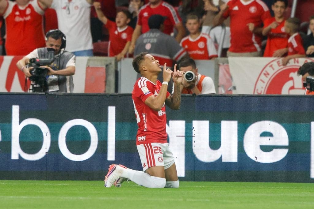 Internacional vence Corinthians por 2 a 1 e permanece no Z-4