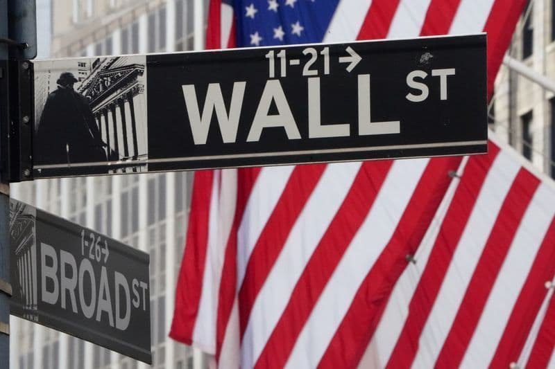 Wall Street Enfrenta Queda Após Discurso de Trump Sobre Irã