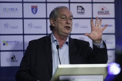 Aécio Neves propõe Ciro Gomes como candidato à presidência