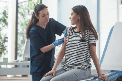 Mulheres negligenciam vacinas enquanto cuidam da saúde da família