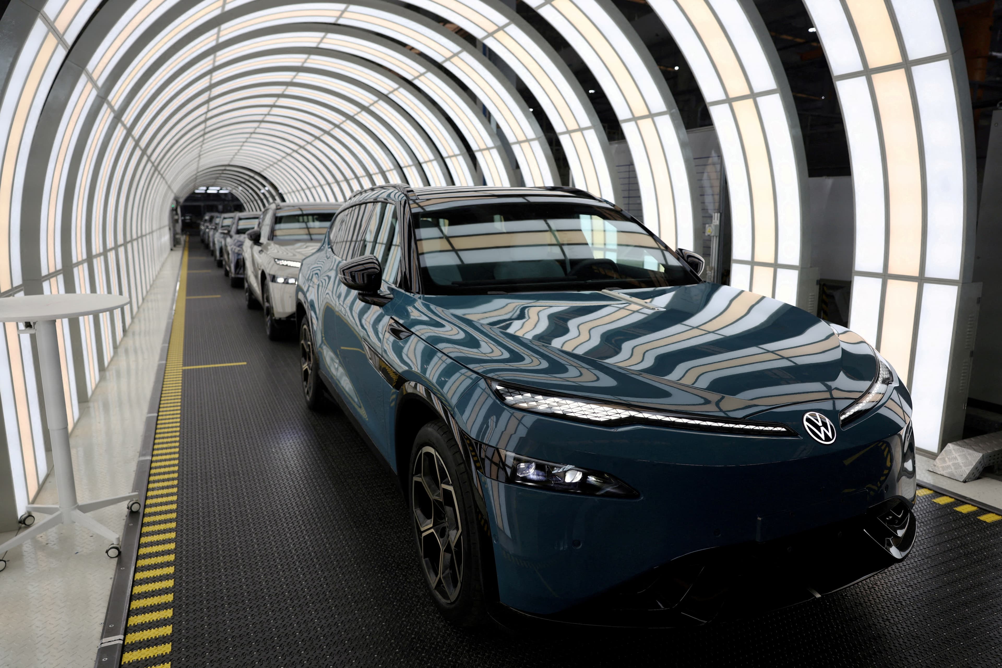 Volkswagen intensifica redução de custos frente à concorrência chinesa