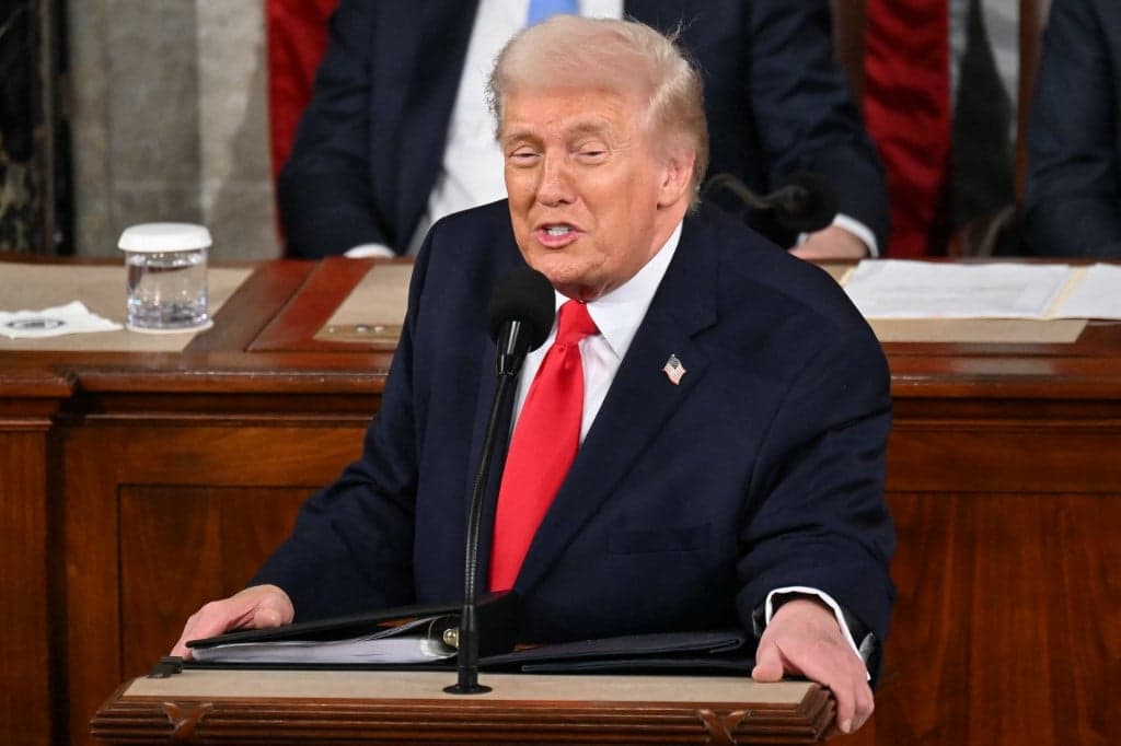 Trump suspende pedágio em navios no Estreito de Ormuz