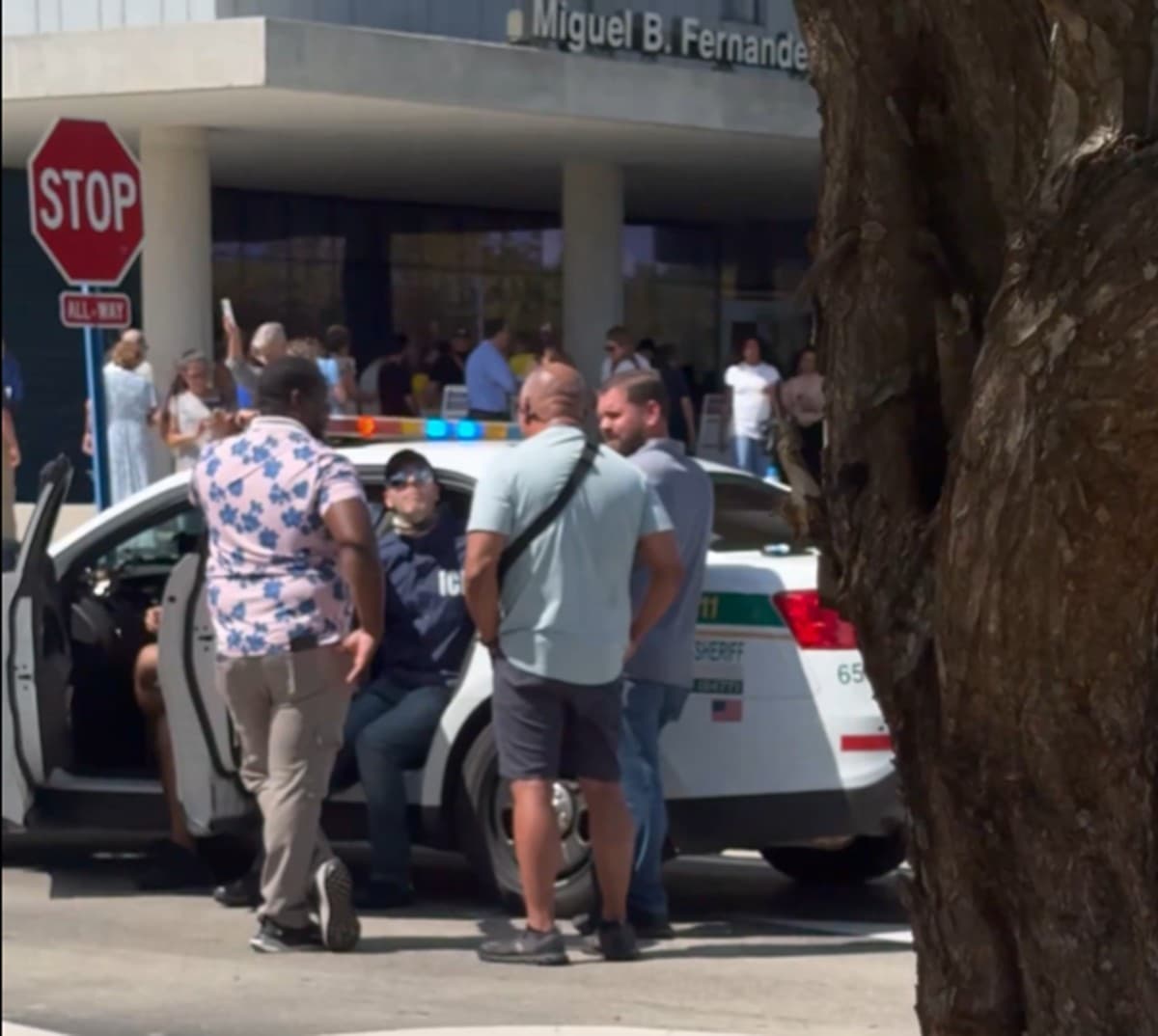 Homem é preso em Miami por intimidar eleitores com roupa do ICE
