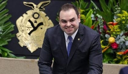 Roberto Cidade é eleito governador-tampão do Amazonas