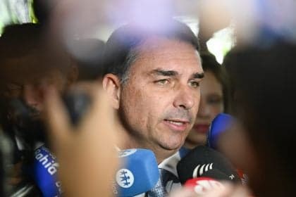 Deputados pedem investigação de Flávio Bolsonaro por relações internacionais