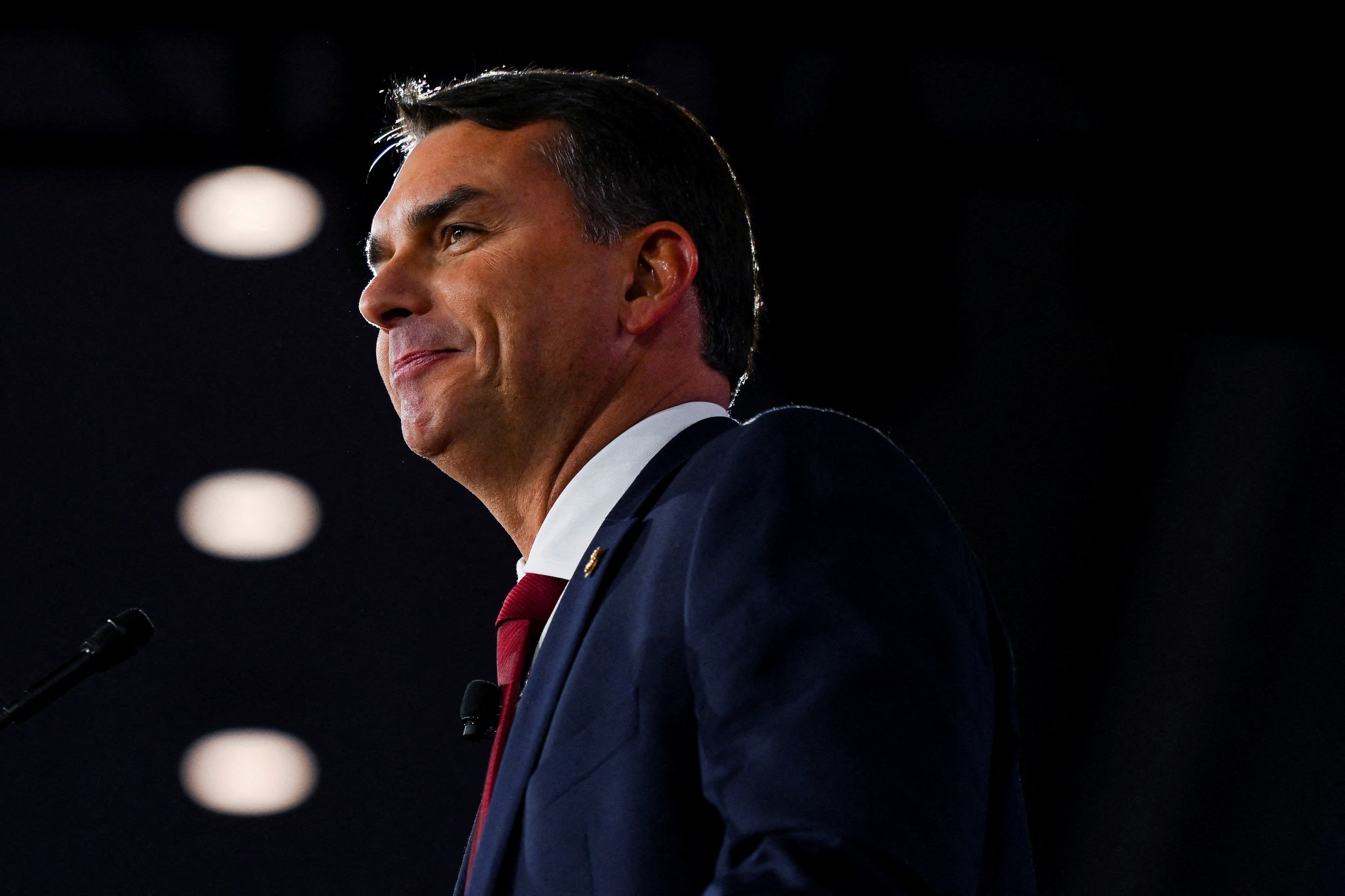 Flávio Bolsonaro é criticado por suposta pós-graduação inexistente