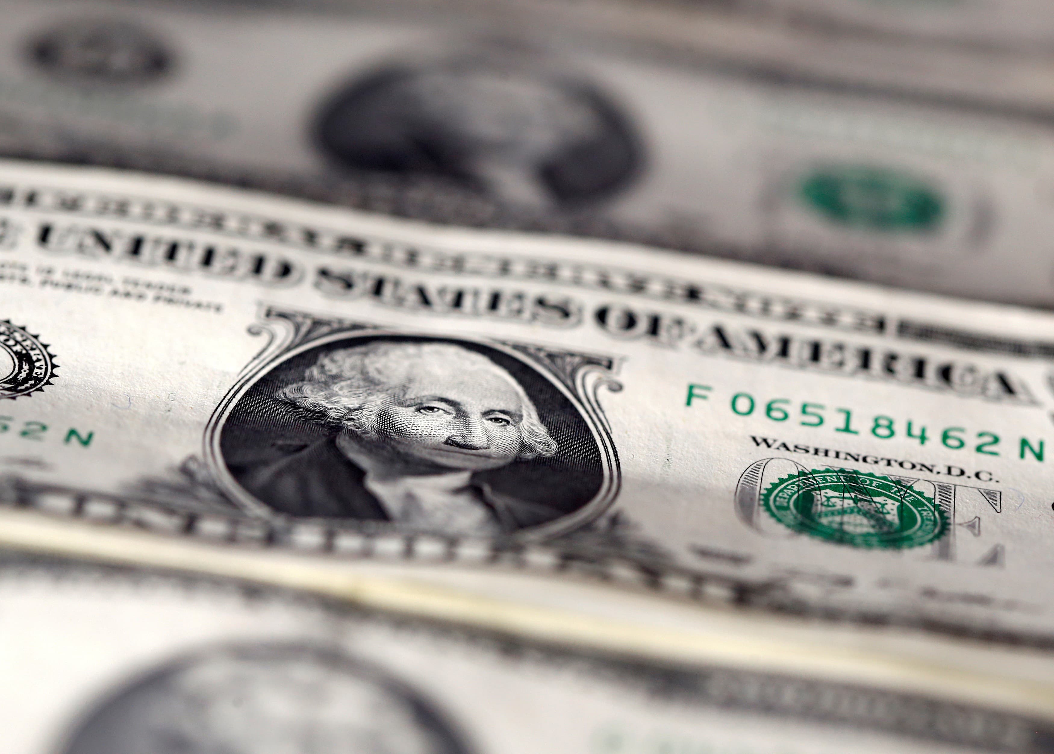 Dólar cai para R$ 5,20; tensões no Oriente Médio preocupam investidores