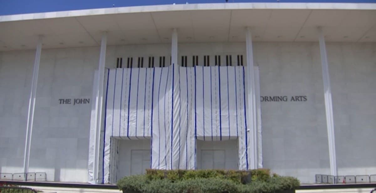 Kennedy Center pode enfrentar colapso financeiro sem nome de Trump na fachada