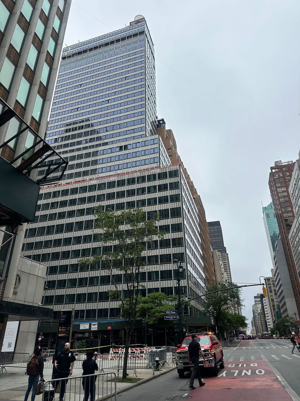 Estrutura de arranha-céu em Nova York cede e provoca isolamento