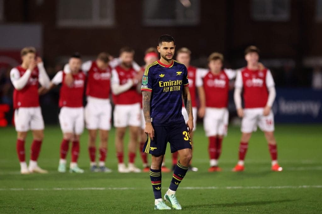 Bruno Guimarães erra pênalti e Arsenal é eliminado da Copa da Liga Inglesa