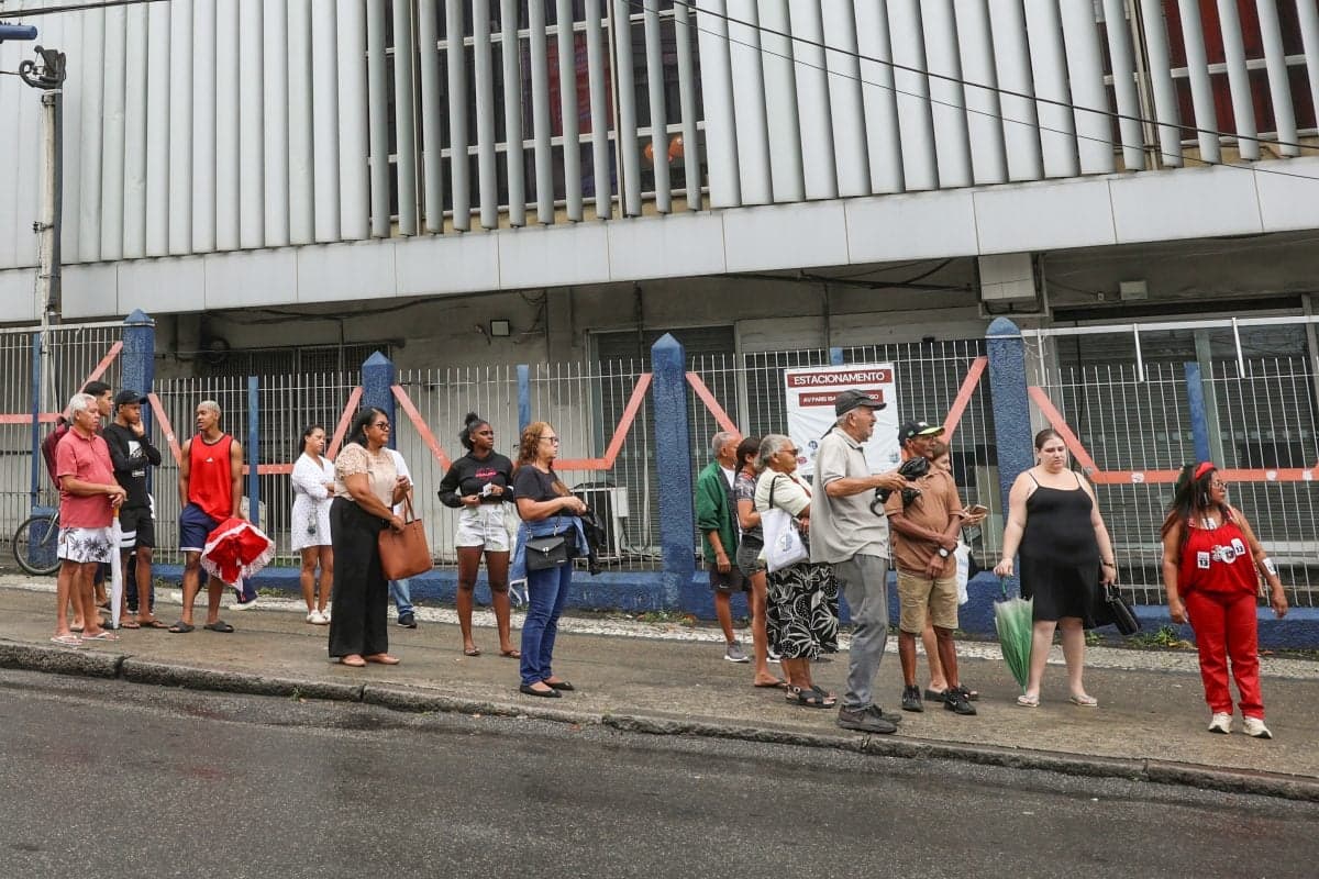 Urnas fecham antes da prorrogação das eleições em diversos estados