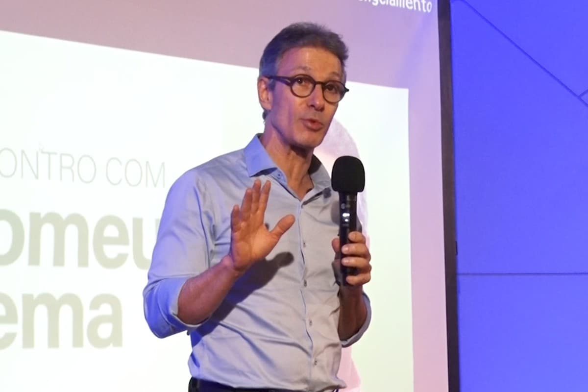 Romeu Zema defende sua postura crítica a Flávio Bolsonaro