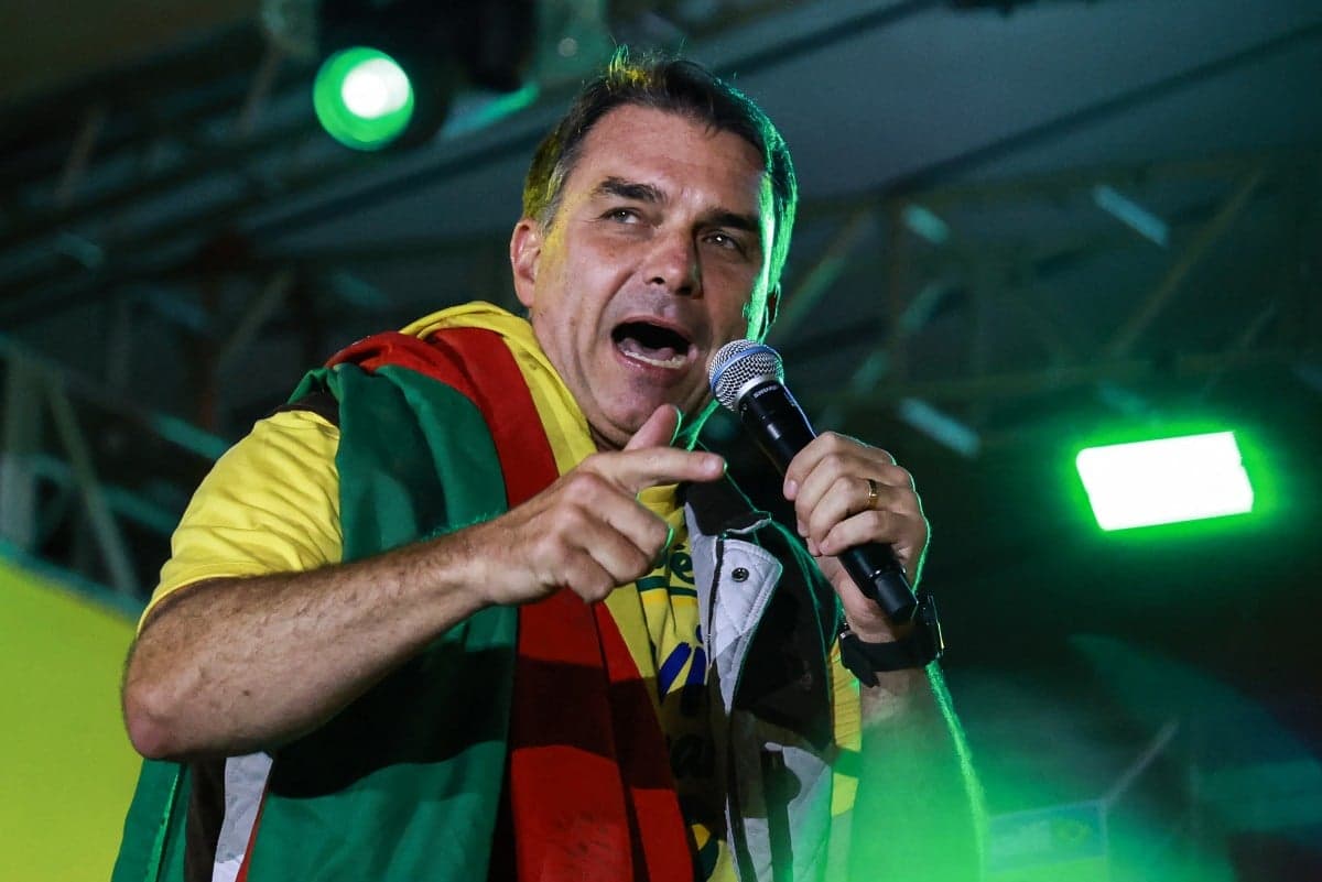 Flávio Bolsonaro fala sobre plano fiscal sem detalhar cortes orçamentários