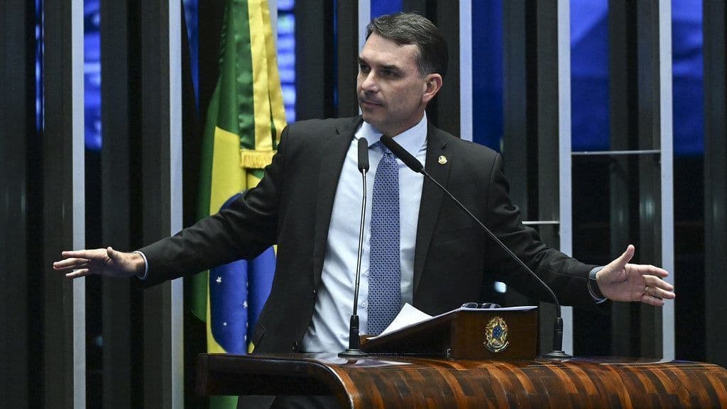 Flávio Bolsonaro critica Lula e defende classificação do PCC como terrorista
