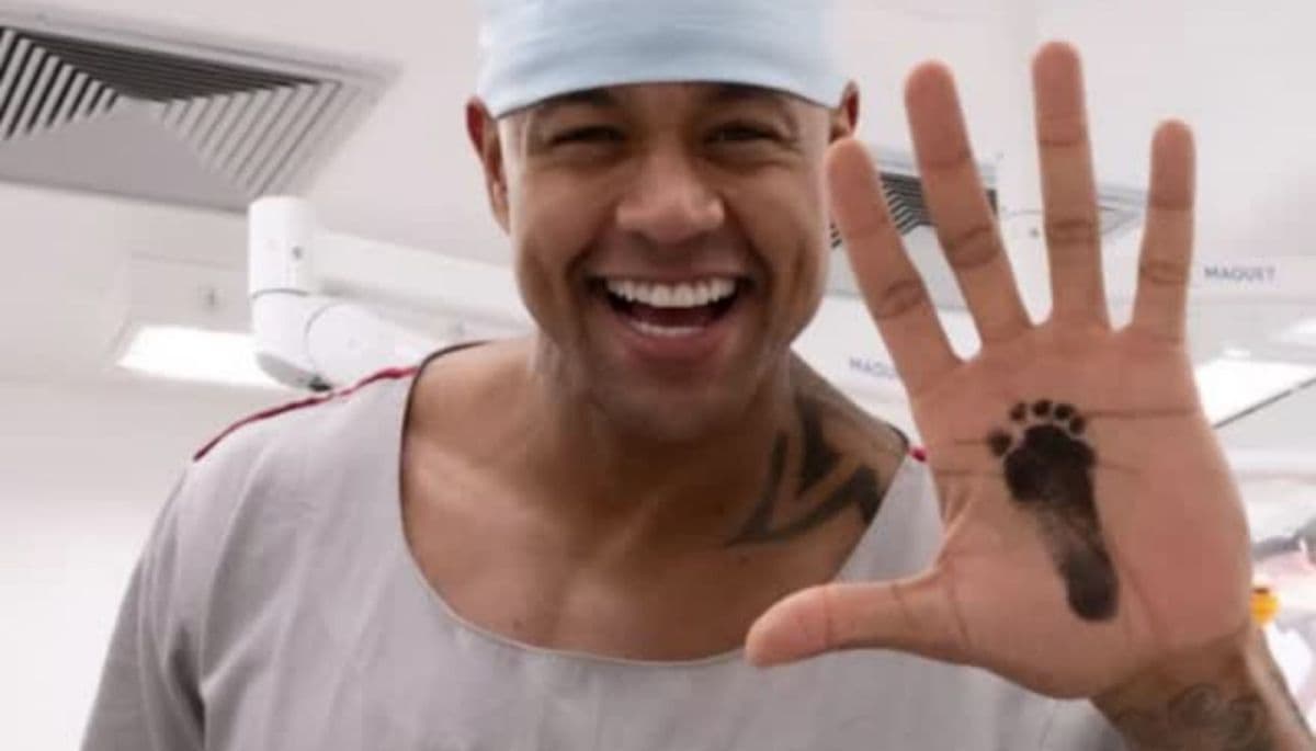 Léo Santana celebra chegada do filho Levi nesta terça-feira
