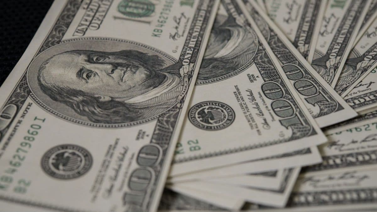 Dólar inicia sexta-feira em baixa com leilão do Banco Central