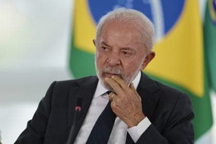 Aprovação de Lula cai para 42%; Flávio Bolsonaro lidera no segundo turno