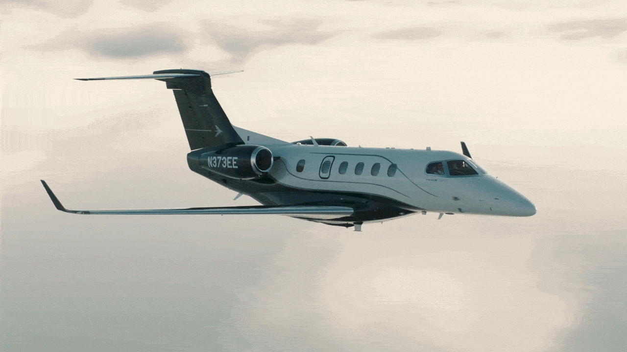 Embraer apresenta jato Phenom 300EV com pouso autônomo