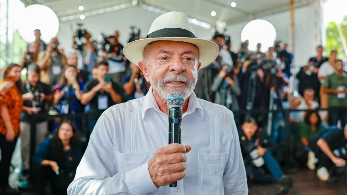 Lula se lança à reeleição em convenção do PT e lidera pesquisas