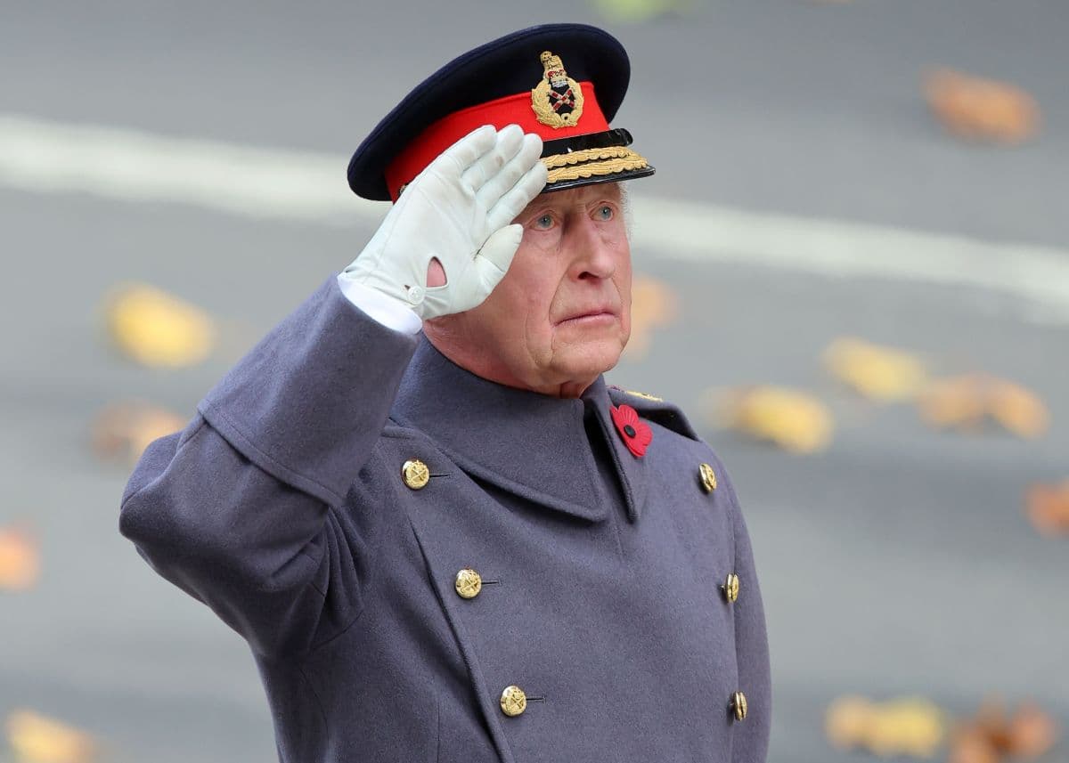 Rei Charles III revela impostos e muda residência em Buckingham
