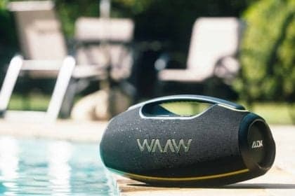 Caixas de som WAAW by Alok garantem diversão à beira da piscina